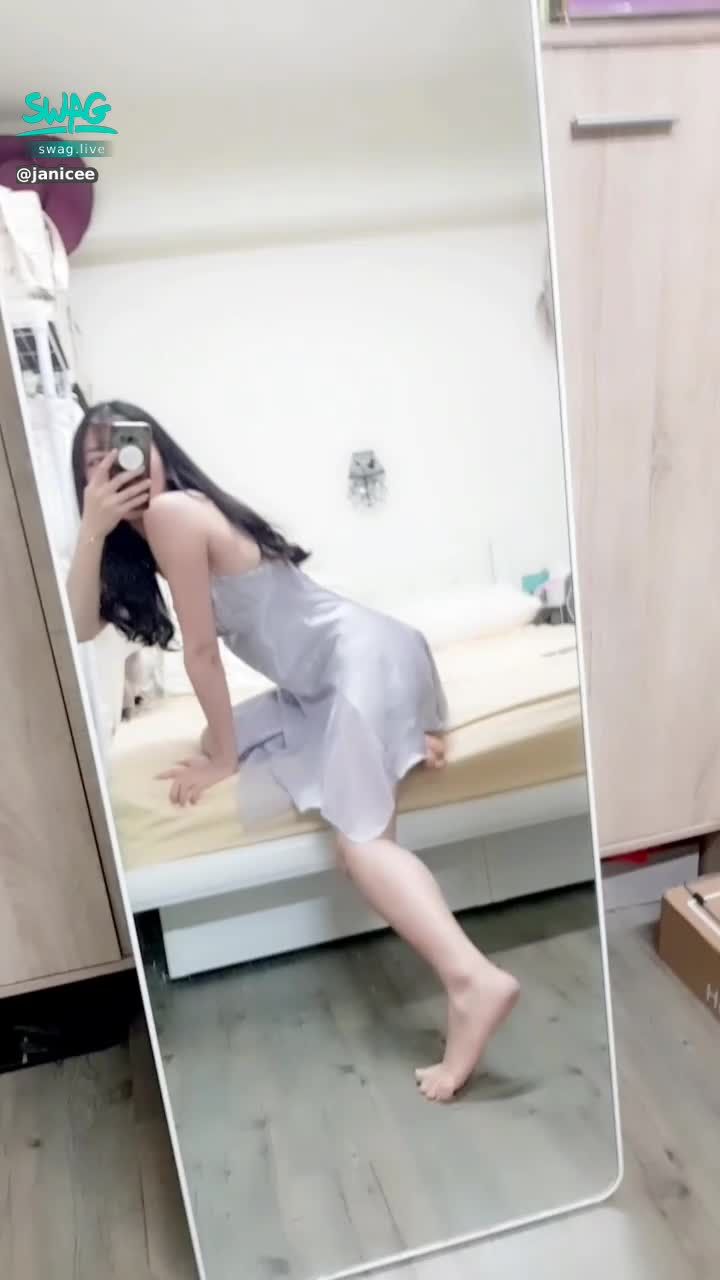 janicee : 你喜歡在床上還是地上🌹?