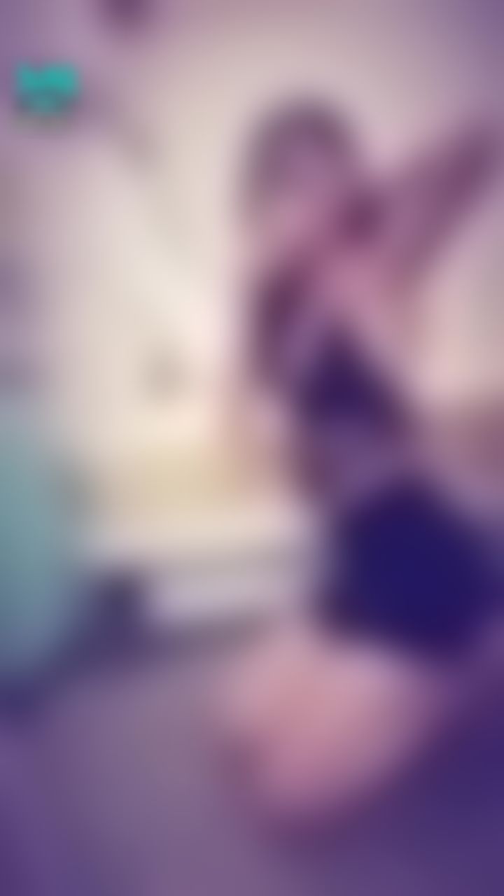 janicee : 透出酒紅色的內衣♥️