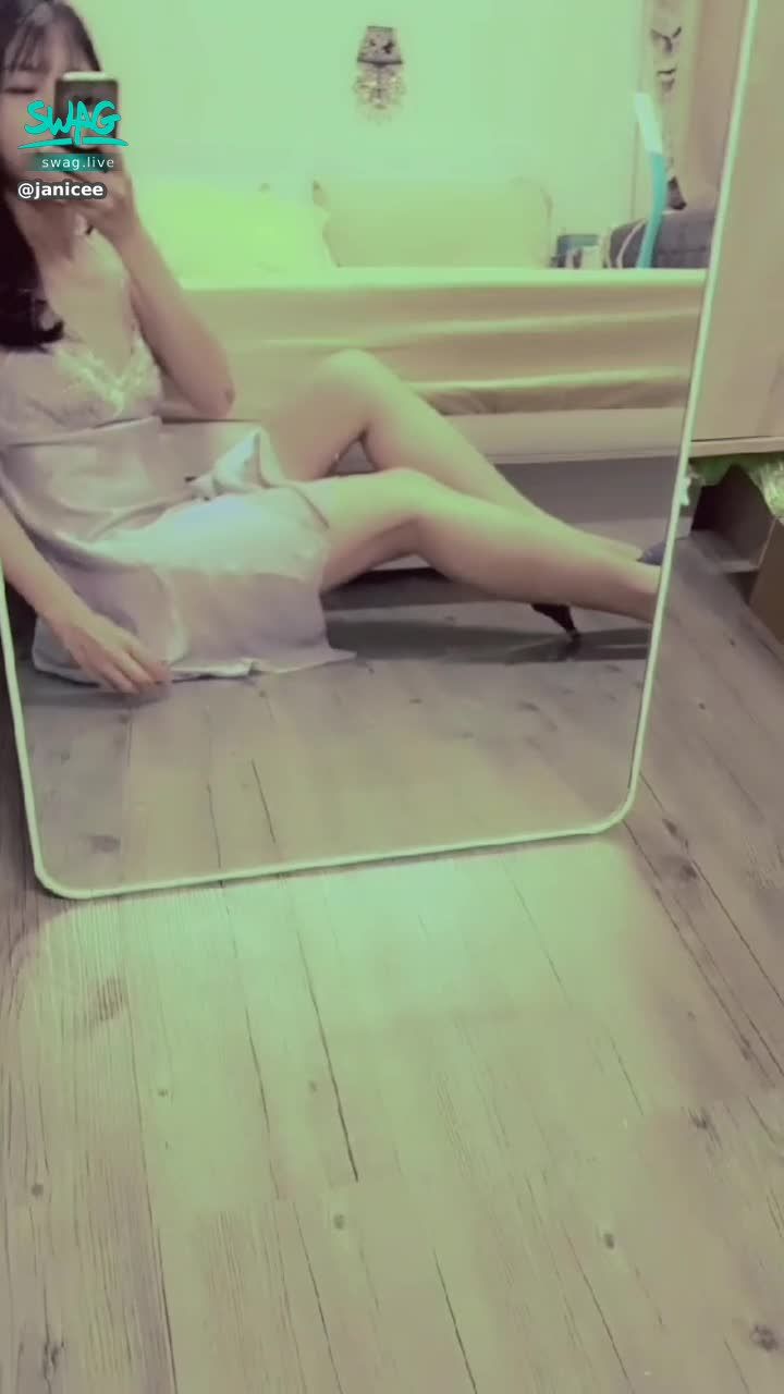 janicee : 揉著性感酥胸
