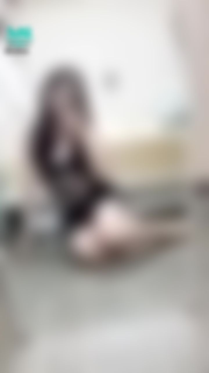 janicee : 紅色與白色內衣，你喜歡哪個？