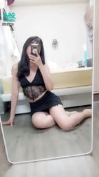 janicee : 解開背後的綁帶👀
蕾絲迷你裙♥️
像是低胸內衣的上衣🌹
Black means sexy💗
#細肩帶 #長髮 #迷你裙 #sexy #裸足 #赤腳 #裸足 #鎖骨 #短裙 #美腿 #腿控 #足控 #黑髮