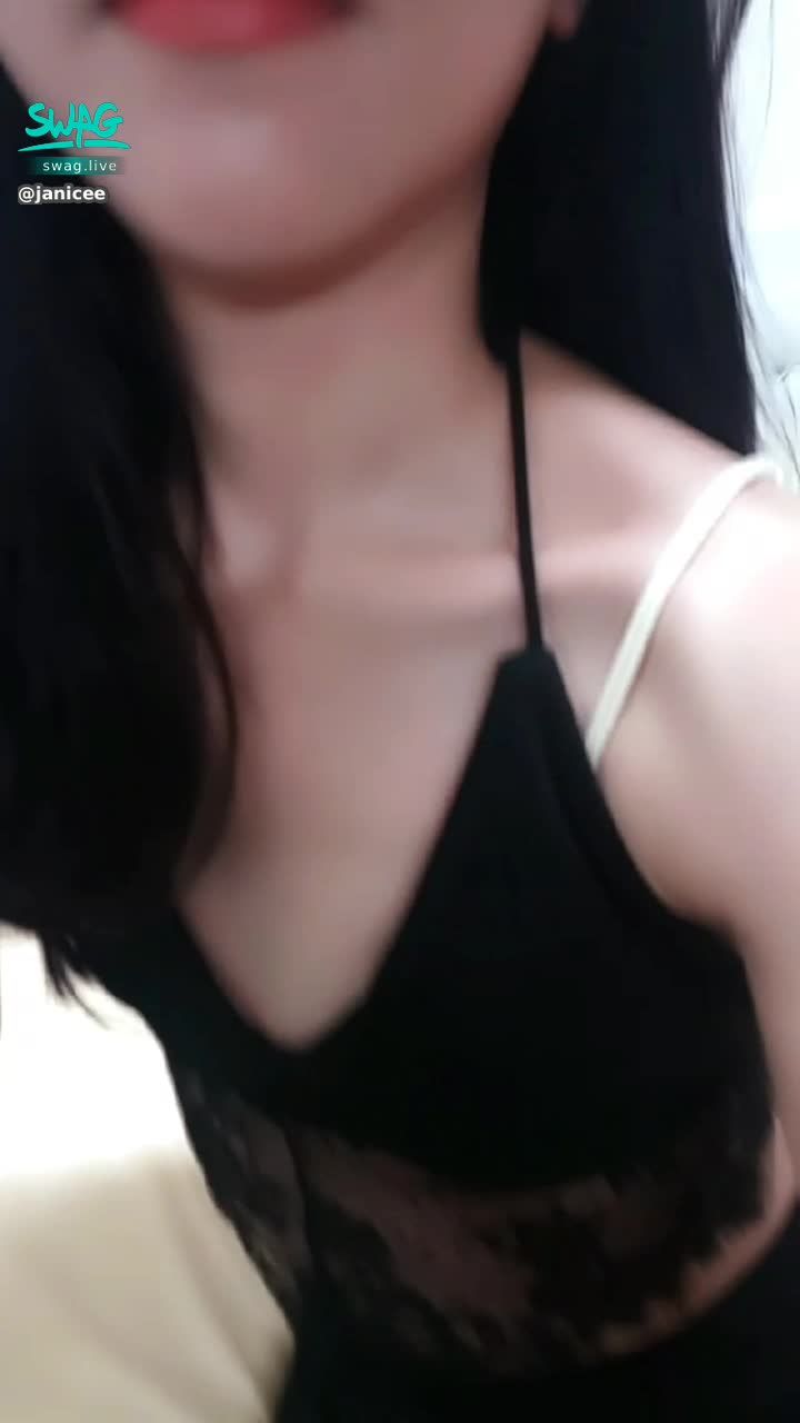 janicee : 揉奶😈快曝光的坐姿