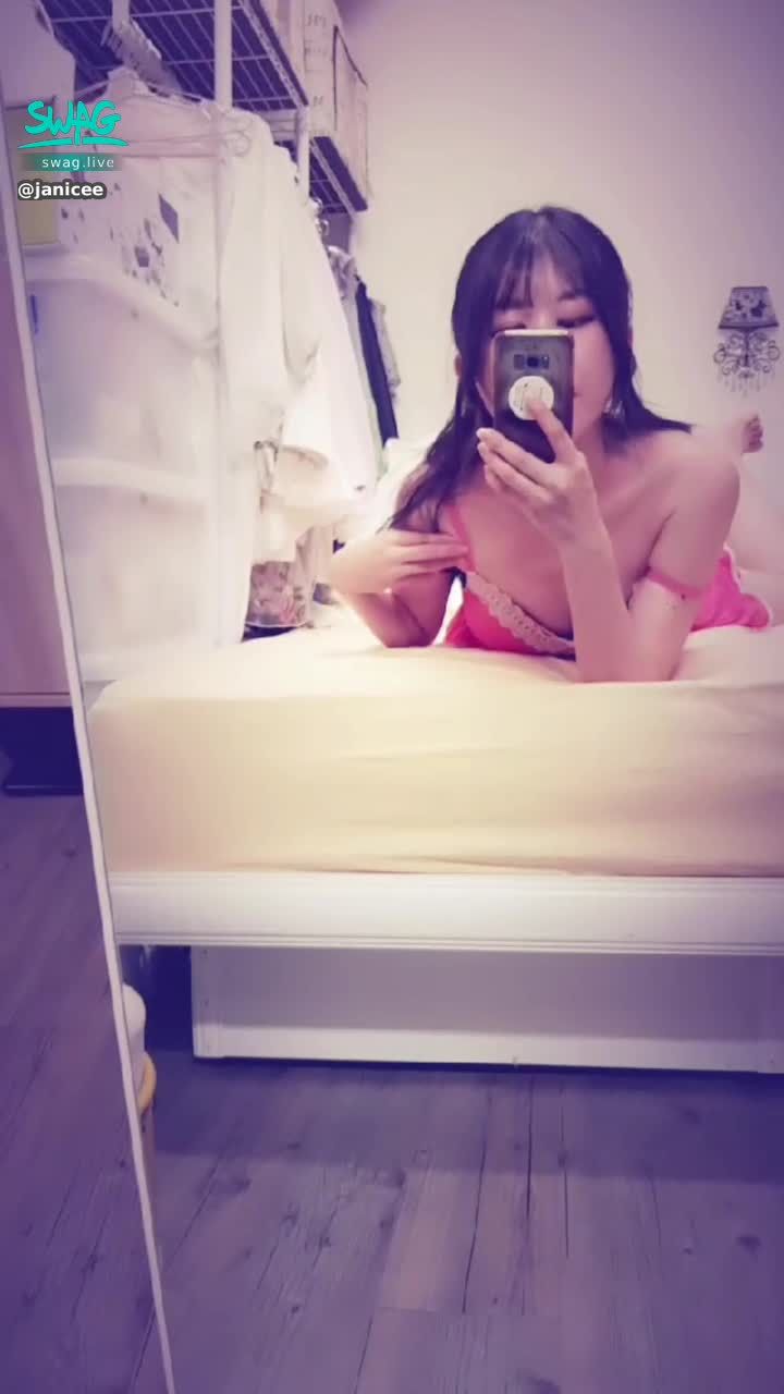 janicee : 放下肩帶，揉奶😈