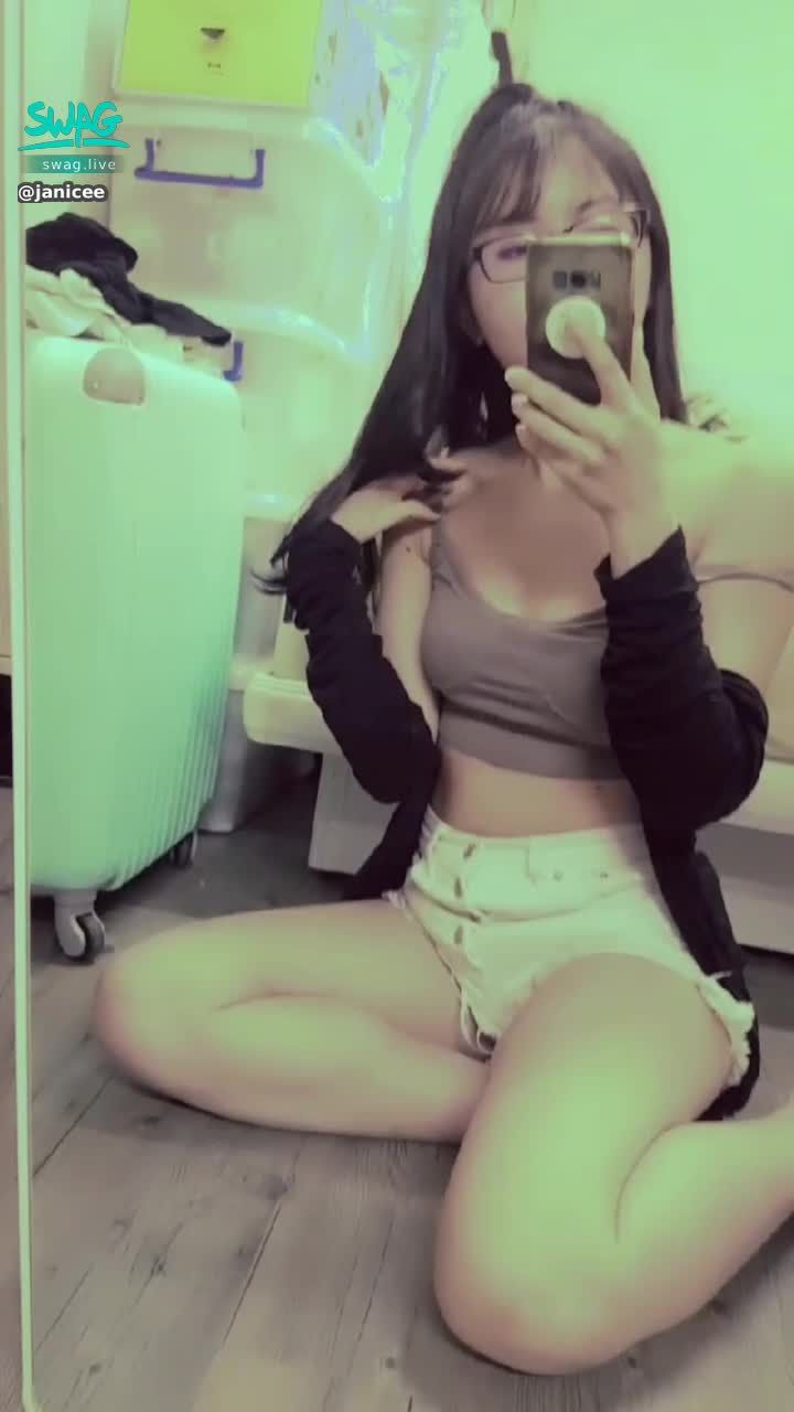 janicee : 揉奶😈