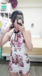 janicee : 開衩胸口挖洞的短旗袍👀
拉開洞口,看見裡面的黑色內衣💗
性感開衩高跟鞋美腿🌹
cheongsam💗
#削肩 #長髮 #旗袍 #sexy #開衩 #挖空 #短裙 #緊身 #美腿 #腿控 #高跟鞋 #黑髮