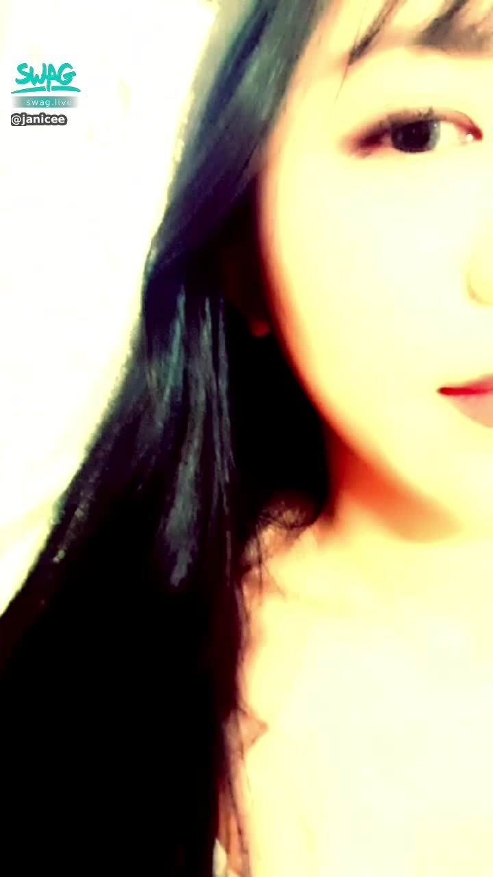 janicee : 地板上揉揉奶😍
清純低胸睡衣💗
容易露出內衣的深V♥️
配上白皙美足💙
Sleep wear💚
#性感 #長髮 #sexy #腿控 #鎖骨 #細肩帶 #低胸 #睡衣 #裸足 #赤腳 #美腿 #乳溝 #洋裝
