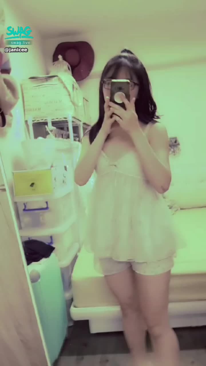 janicee : 低視角窺探，快曝光的姿勢