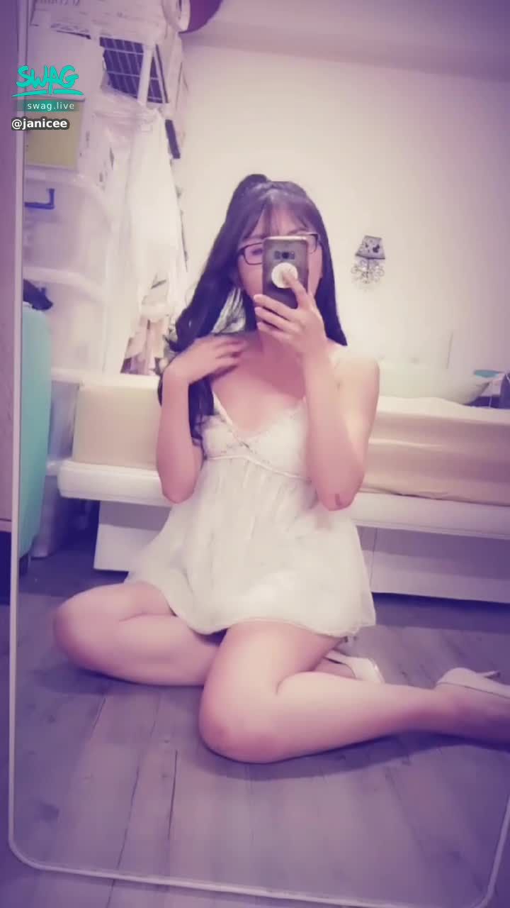 janicee : 揉奶💗睡衣與高跟鞋美腿👠