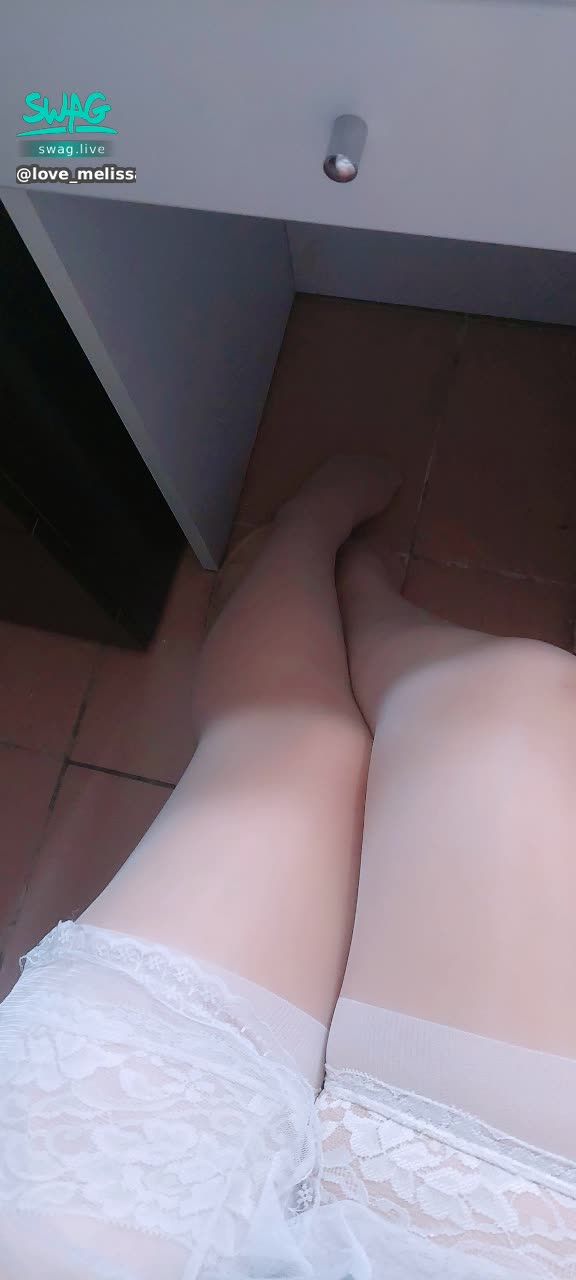 love_melissa : 白色絲襪那位哥哥喜歡嗎？性感女神melissa 週一～週五陪伴個位哥哥夜晚寂寞，希望個位哥哥支持和送禮物加上鑽石，melissa 更開心和開放性感畫面給哥哥看啦～