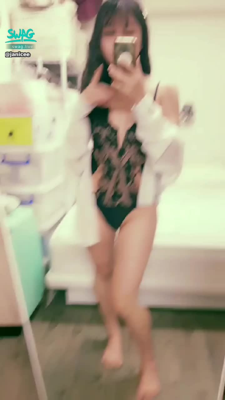 janicee : 性感黑色蕾絲戰袍😈
展露火辣腰身💋
高衩與丁字褲美腿💙
Summer swimwear😍
#性感 #長髮 #sexy #腿控 #鎖骨 #sexy #丁字褲 #赤腳 #裸足 #美腿 #低胸 #泳衣 #乳溝 #水著 #細肩帶 #低胸 #蕾絲
