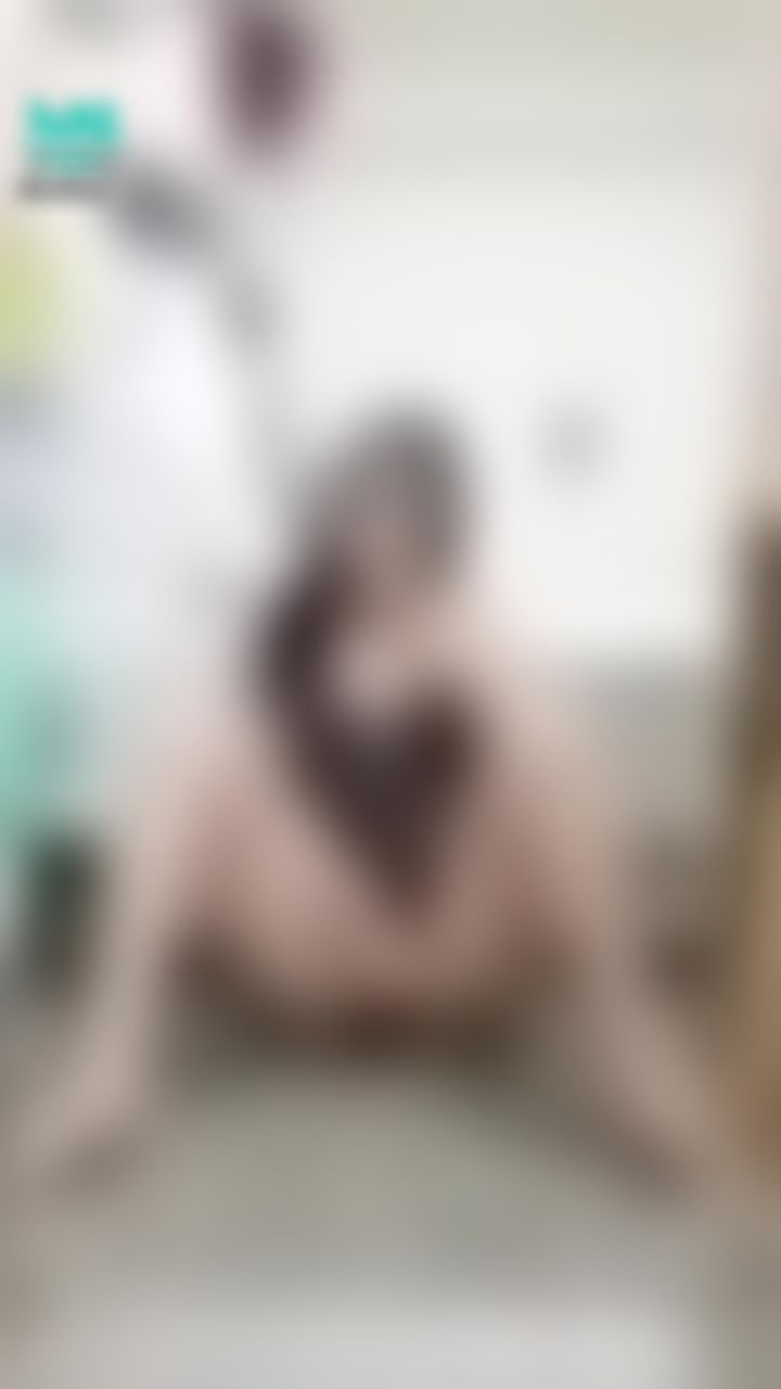 janicee : 張開白嫩的腿💗