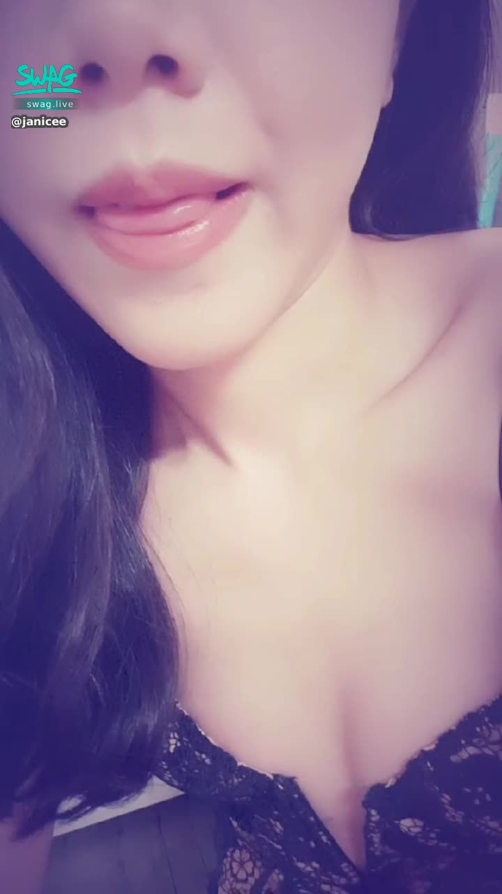 janicee : 揉奶舔嘴💋