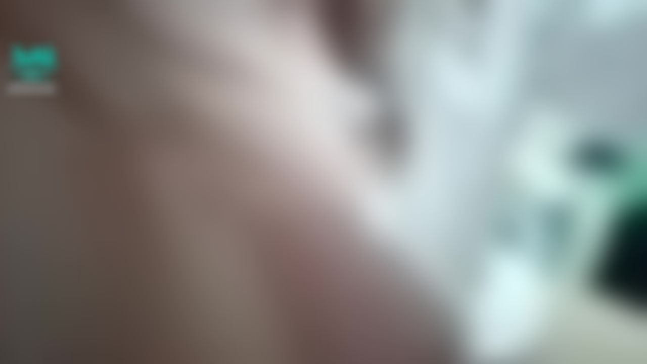 nannana : 玩玩具並使用手指。