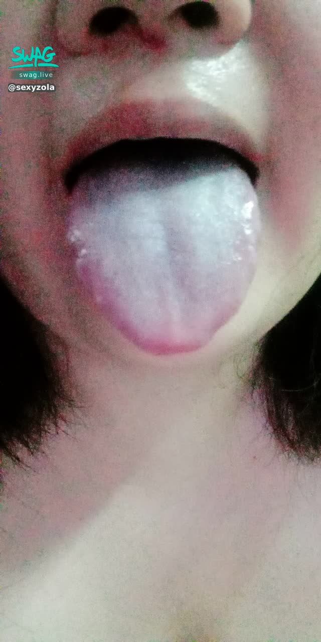 sexyzola : 可愛的小舌