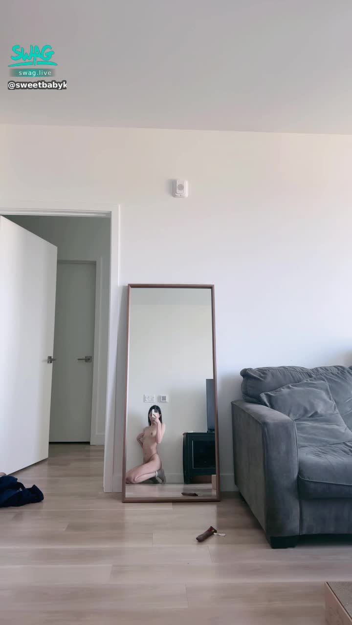 sweetbabykellyy : 全裸白嫩女友只想做❤️