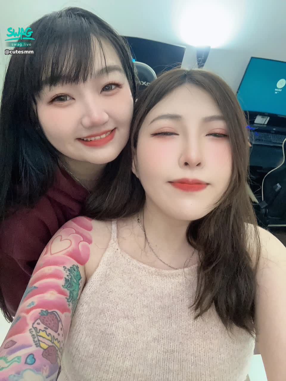 cutesmm : 想看和你們的女神合影片嗎 私訊我送禮物 無碼露臉雙手奉上❤️