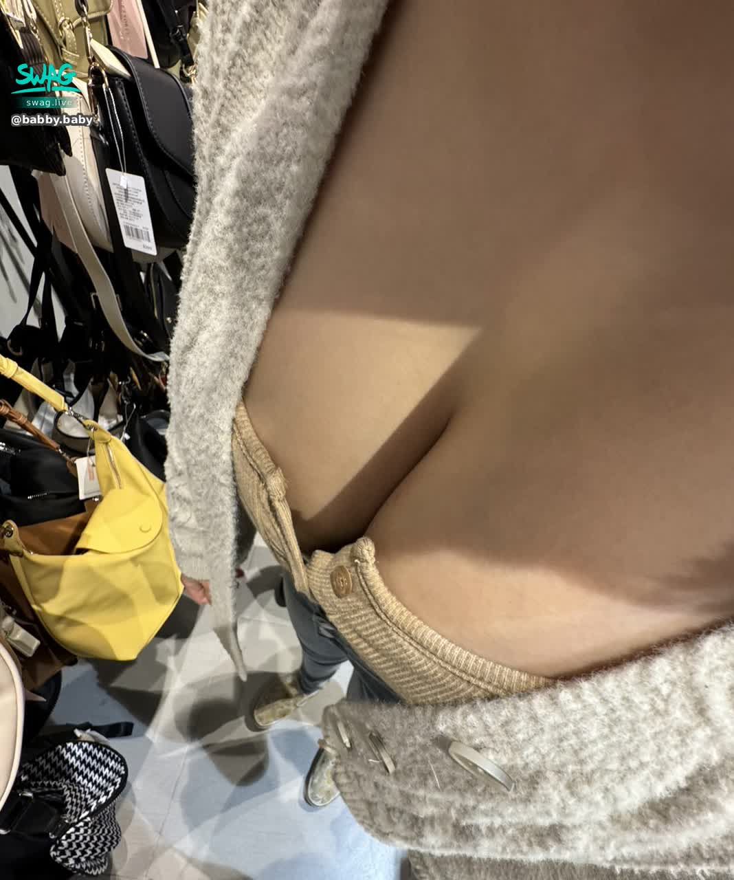 babby.baby : Babe這樣逛街你是看東西還是看我 😈😈😈😈