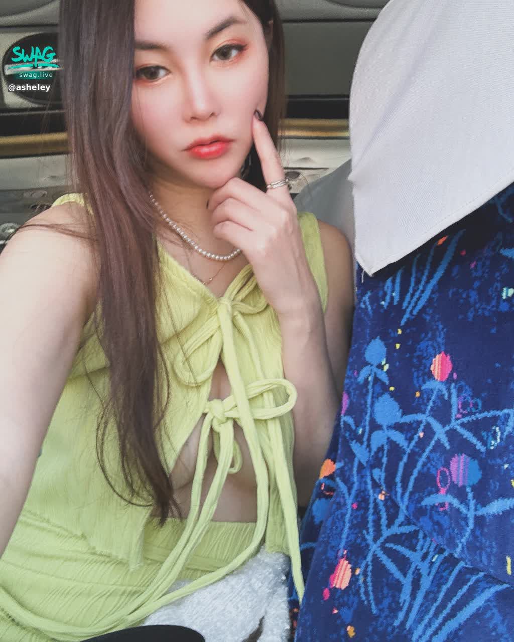 konishi_alice : 抱歉今天太忙了~沒有時間開直播😢
小愛剛從泰國回來還沒收心嗚嗚…
好想再去玩啊啊啊啊
但是還是好好先工作才行呢
明天愛麗絲會在晚上的時候直播喔！
希望大家一起關注➕
❤️❤️❤️