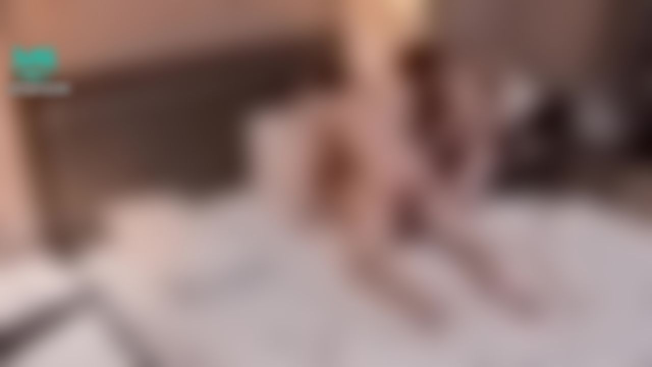 angelsam6699 : 這是我們最後的熱情時刻！ 我丈夫和他一直在交換（丈夫然後用這種方式告訴我他們可以操我更長時間，當他們快要射精的時候換另一個）。 難怪我能享受很久。 原來我去洗手間的時候，他們居然想有這樣的安排。 過程中他非常溫柔地撫摸我的臉和身體，我非常享受這些細節。 當我真的很興奮時，我告訴他射在我身上！ 我真的很喜歡男人射在我身上的感覺。 看著他呻吟的樣子，看著他的表情，我很興奮，很滿足。 而且他在我大腿上射了很多，我老公這時候很體貼，他知道我不喜歡我身上的精液，趕緊用紙巾擦掉了。 這時候，他就會過來問我聊天…