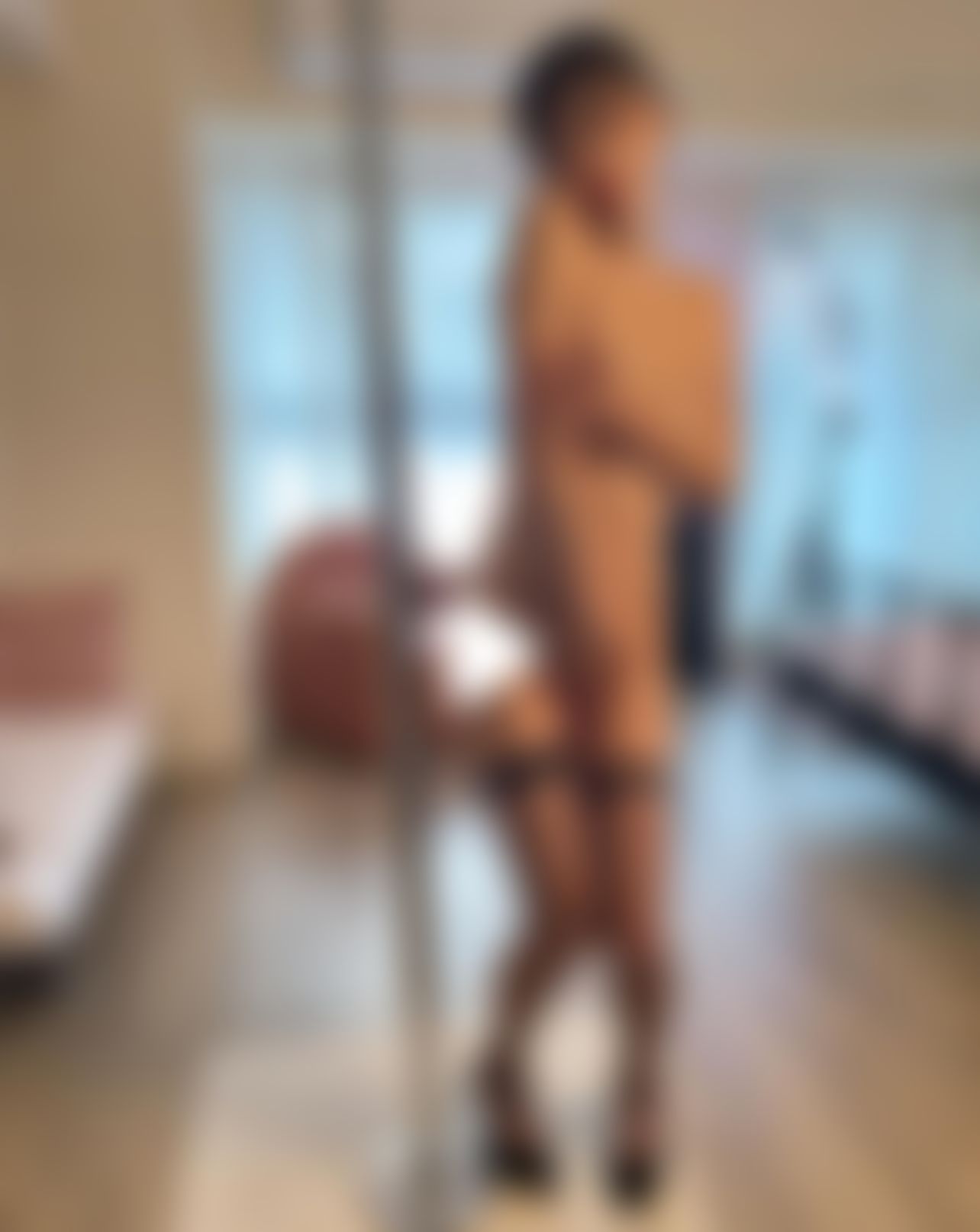 miohot : 你以為鋼管只能拿來跳舞？那就❌了…..