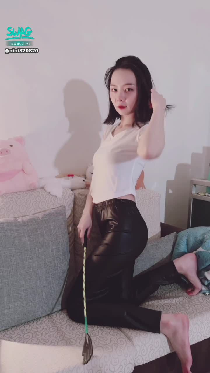 nini820820 : 一個口紅禮物就可私訊討論劇情服裝一分鐘短影片快來私訊跟我說喜歡什麼吧😘但要我願意拍的😘