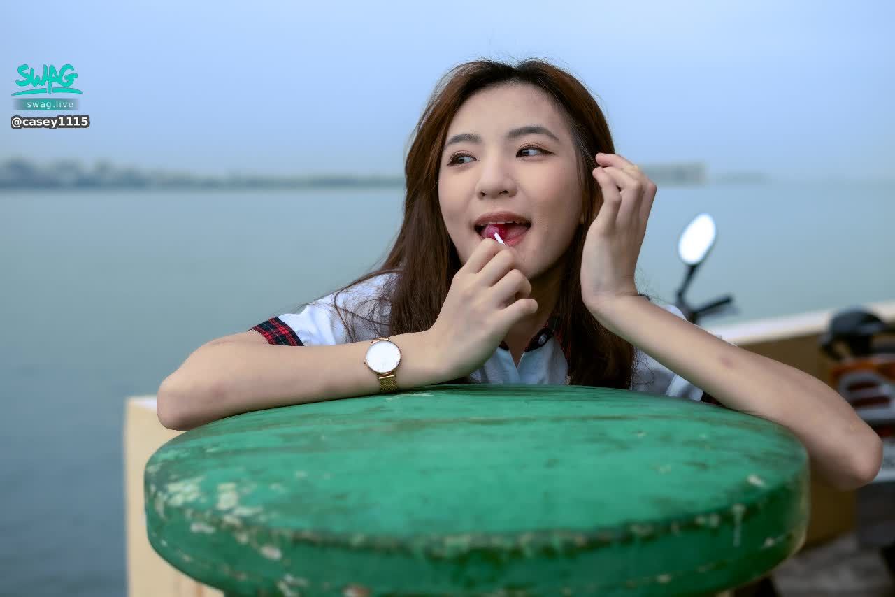 casey1115 : 你說棒棒糖該怎麼吃呢🤫