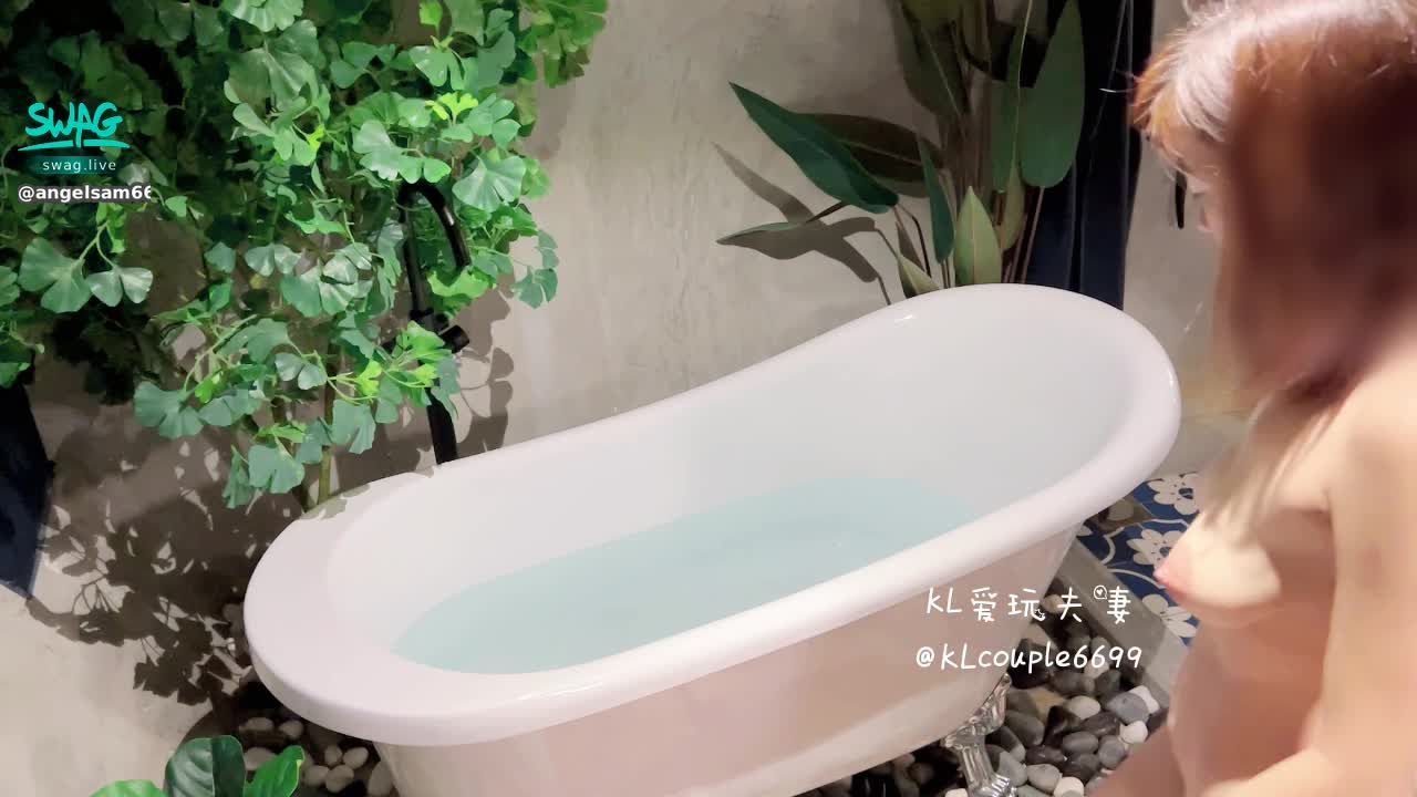angelsam6699 : 很多人說女人是水做的，所以女人也特別愛水，尤其是鴛鴦戲水！ 但這水真的太燙了！ 搞到我們無法做裡面太久… 但也感謝老公一早的安排與準備

 #巨乳            #實戰            #約會            #人妻            #美乳            #愛撫