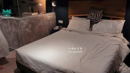 angelsam6699 : 穿著浴袍跟老公上床。 老公把我壓在床上,喜歡這種被征服的感覺。 但又不是暴力的那一種就是那種男人想要吃了我的感覺,但是溫柔體貼的方式進行… 這感覺太爽了!
你們喜歡這樣吃了我的感覺嗎?
#巨乳 #實戰 #約會 #人妻 #美乳 #愛撫