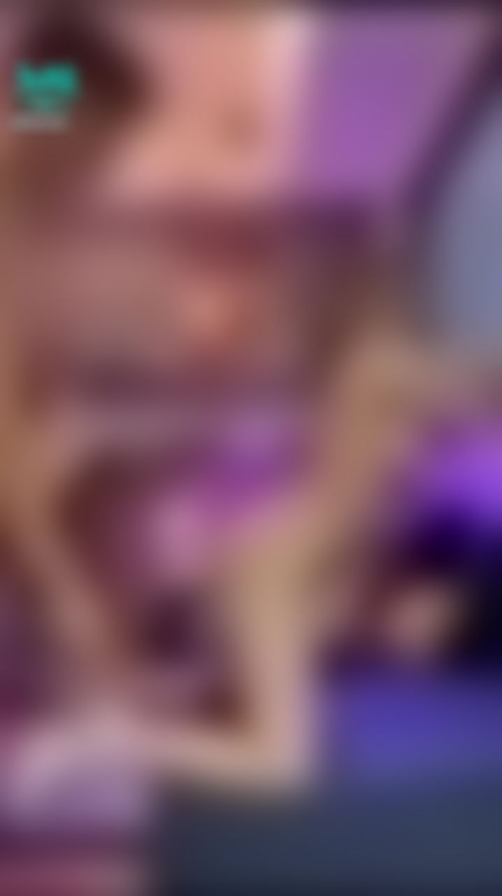 hanson : H奶巨乳寶脫襪子只脫一隻☺️☺️☺️ 福利給大家看
