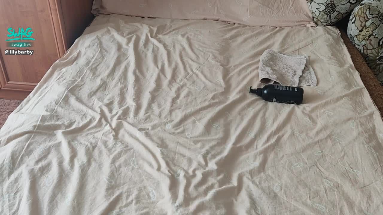 lilybarby : My boyfriend stretches my pussy to extremes, first with fisting and then with a giant eggplant. My vagina becomes pliable and his penis smoothly enters me. He doesn’t want to get off me and cums powerfully.