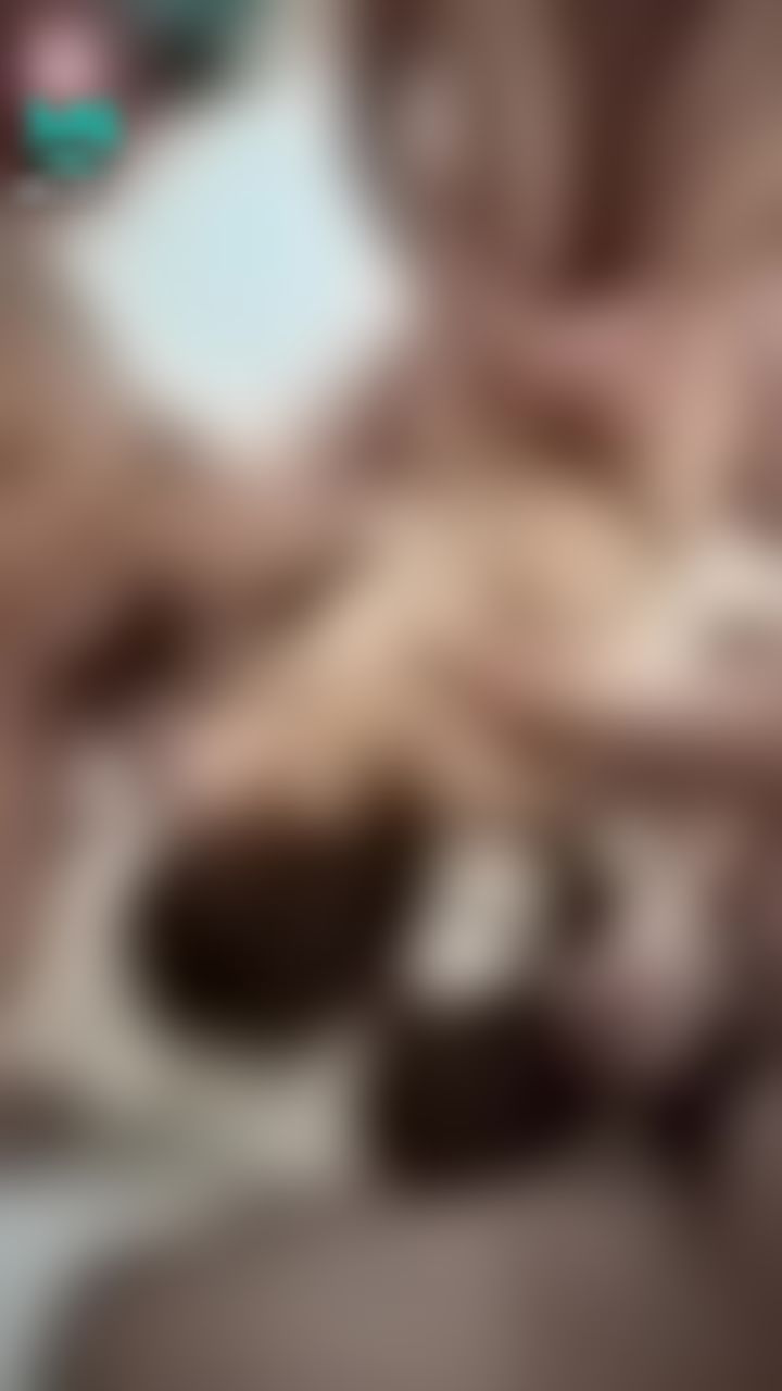  : 三隻肉棒。口交。抽插。被肉棒圍著🫣