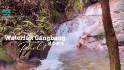 angelsam6699 : 瀑布給我的感覺就是水超冷💦但這次卻讓我全身發熱!就是因為被3位猛男搞到我熱血沸騰!
之前認識了一對超愛換妻生活的夫妻,還去了他們搞的派對🤭後來知道他們每個月都有主辦活動。他們非常熱愛體驗各種性生活,包括在瀑布、潛水時做愛! 😳佩服的五體投地!我們對在瀑布做愛充滿好奇心,他們也熱情地邀請我們一起去!
當天就有我們兩對夫妻加上一個單男,原本還有一對情侶但最後一刻無法參與我們… 就這樣我們展開了第一次瀑布之性旅!我們開車差不多一小時半才到達目的地。然後還要爬十五分鐘的山路(應該說沒有路)因為這瀑布非常隱密。
一上到去看瀑布感覺就很開心🥳畢竟剛爬的山真的不容易。大家很快就脫光衣服下水去了,我還是有點不好意思所以還穿著比基尼👙下水。我很快爬去大水沖下來的地方,讓水打在我身上,感覺好舒服,一點也不覺得冷,不知道是不是看到3位帥哥裸體的原因呢🤭
沒一會兒,那單男就過來跟我親熱起來,很快Sam也加入我們!享受著前後被兩個男人摟抱著,激情的感覺瞬間起升,我很快就喪失理智,下面也開始瘙癢了,很想被熱熱的肉棒塞進去!
他們也開始忍不住進一步行動,開始抽插我!就這樣我就讓他們一個個輪流上我!每個不同的姿勢與不同的肉棒都讓我嗨翻天!一開始還會擔心有沒有人會上來,但已經爽到忘記這事了!
#巨乳 #綠帽 #實戰 #人妻 #美乳 #愛撫 #呻吟 #多P