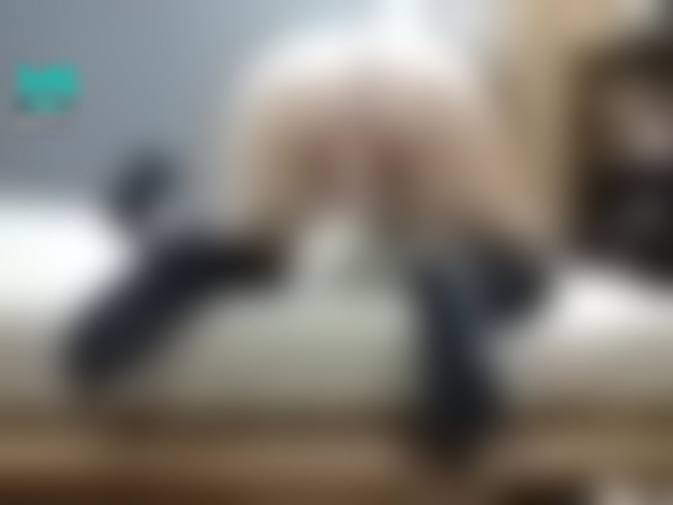  : 小隻馬翹高屁股手指插穴自慰🈲露奶頭