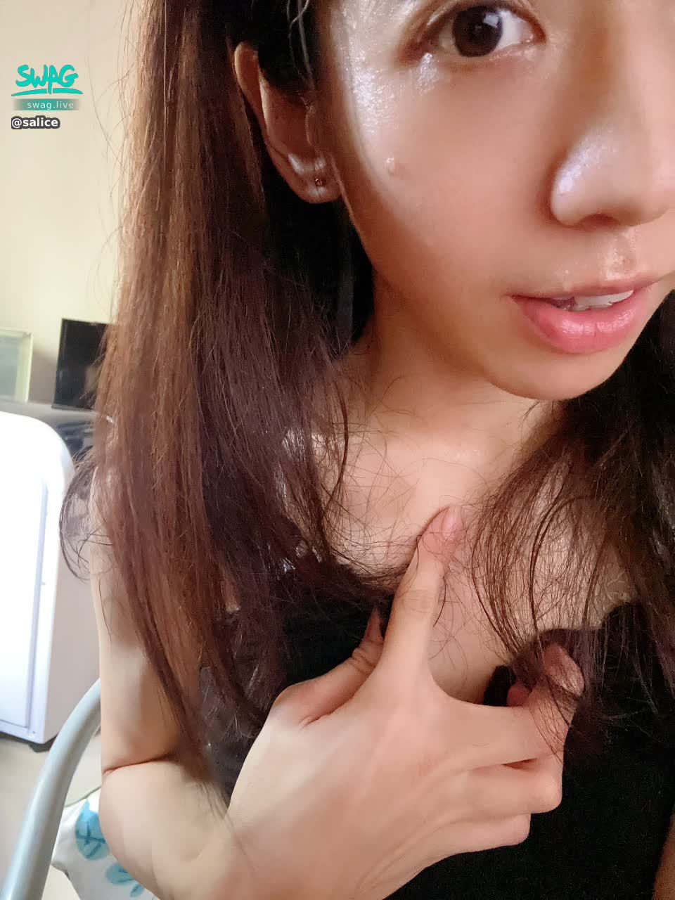 salice : 大家午安🤗
猜猜看..什麼汗水ㄧ直流不止？
我在做什麼事？😉你猜你猜你猜猜猜😙稍晚短影片有答案.歡迎留言猜猜看☺️#日常SWAG #露臉