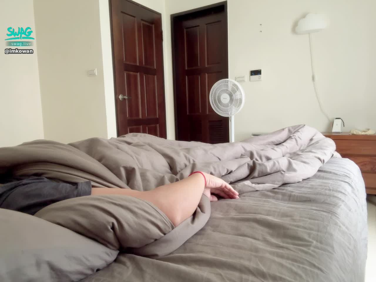 imkowan : 朋友在房內熟睡 灣灣直接爬上床主動幫他吃起來