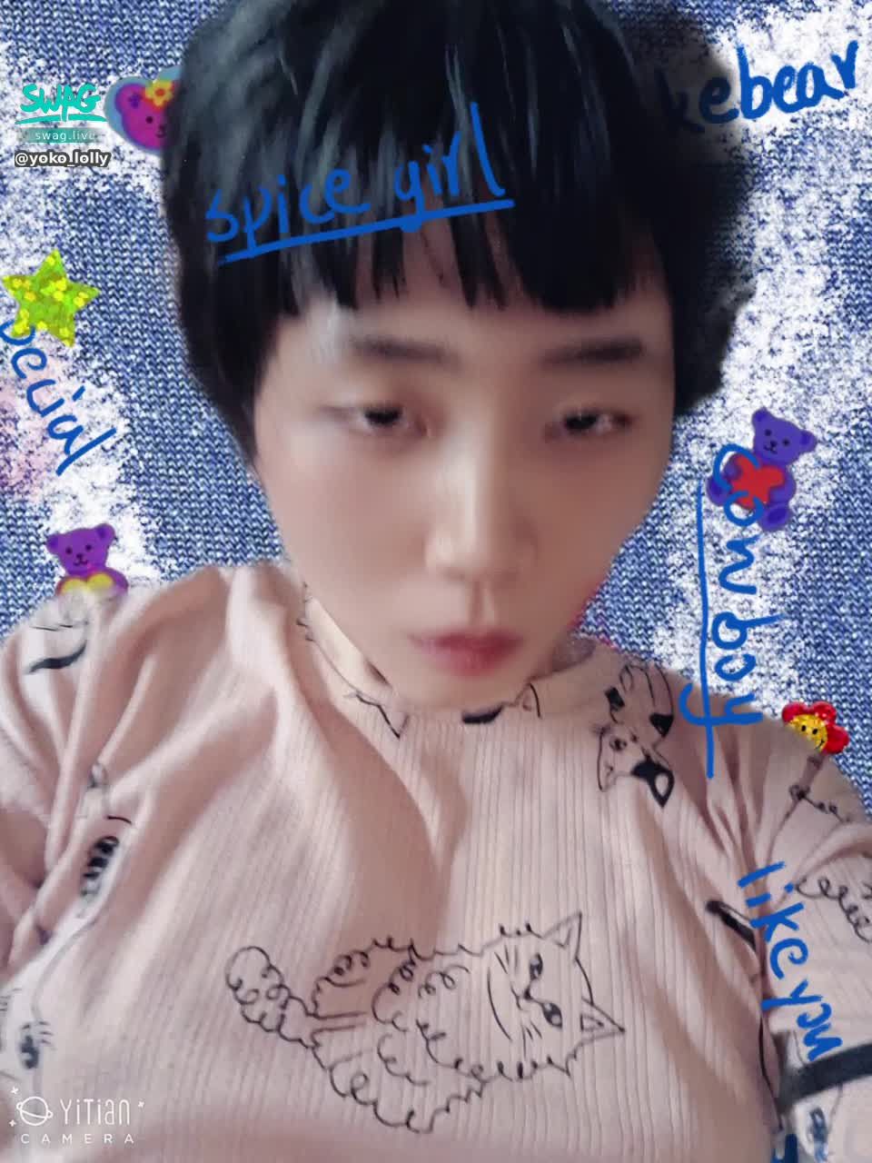y********y : 穿睡衣假裝自己貧乳是小女生