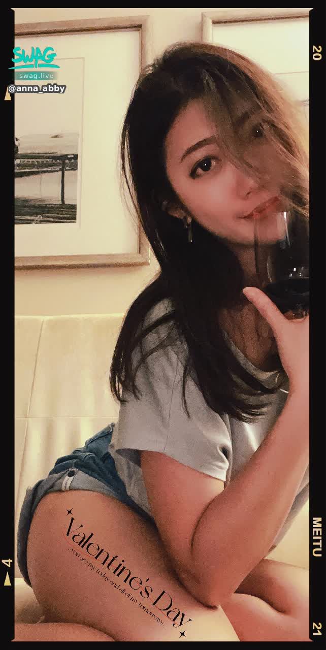 anna_abby : 誰想跟我乾杯慶祝情人節呢？💘💖❤️