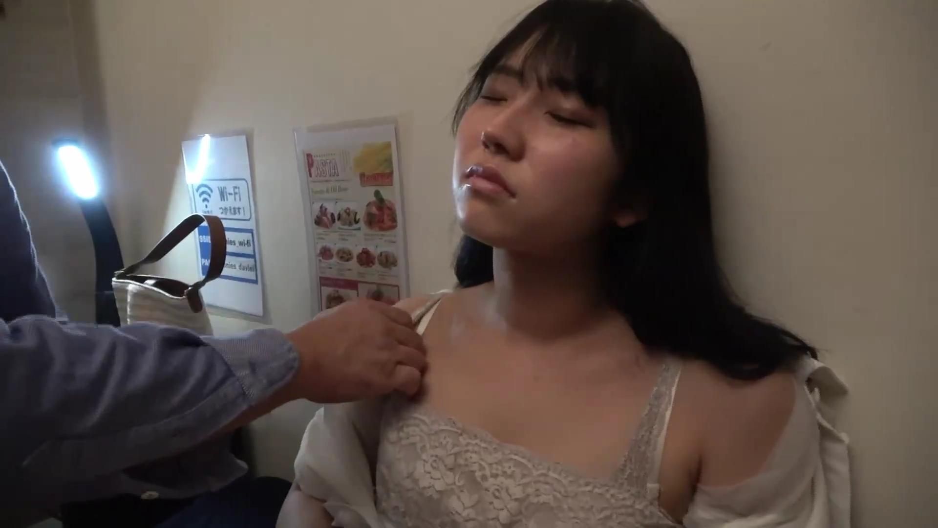 eaglejp : 深夜時分一個人來到網咖的美女，在狹小的空間裡替她服務一下。