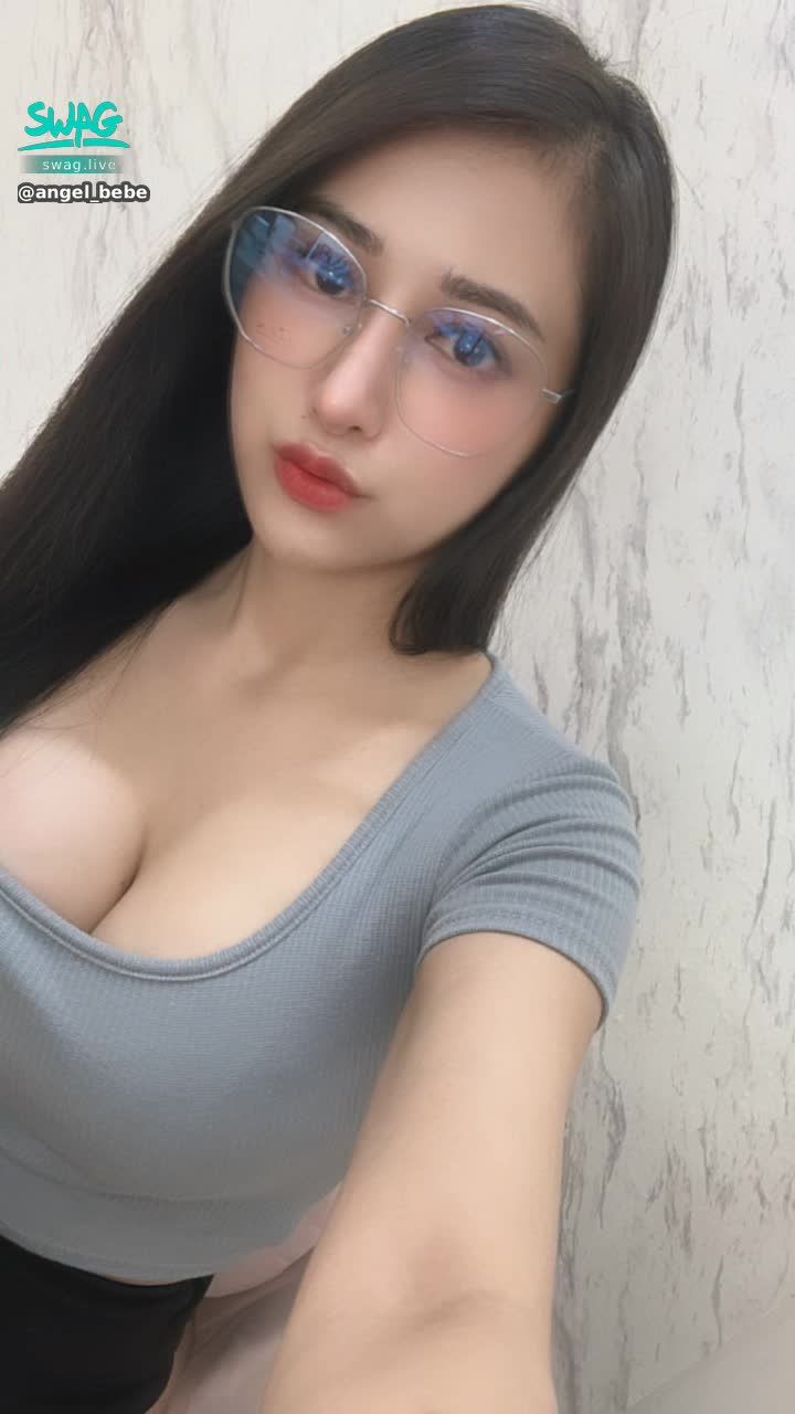 angel_bebe : 穿這樣跟你出去約會....你有辦法對我專心嗎？