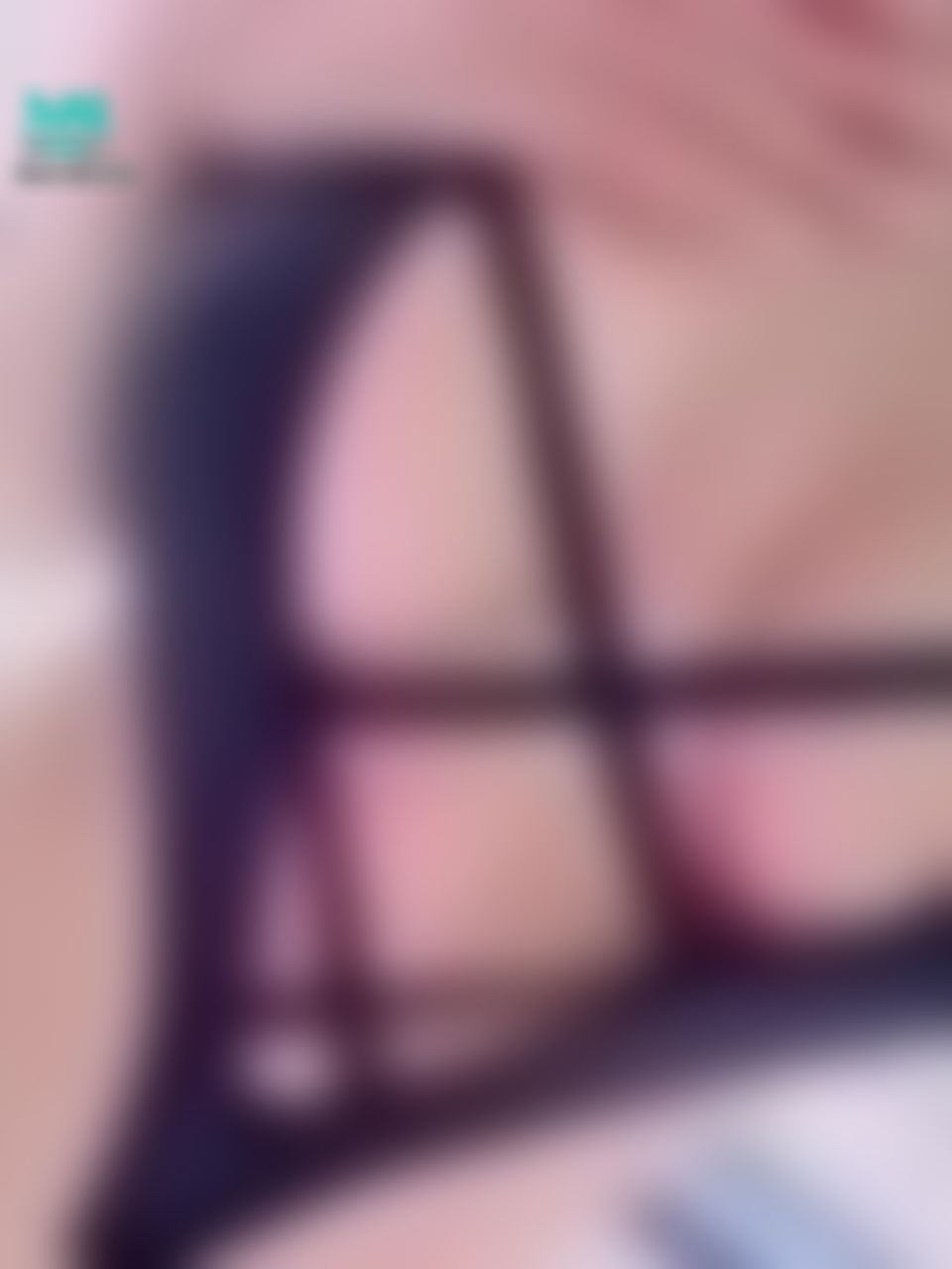 angel_bebe : 穿連身開衩去海邊還不穿小內褲 乳暈還不小心跑出來會有人偷看我嗎😍