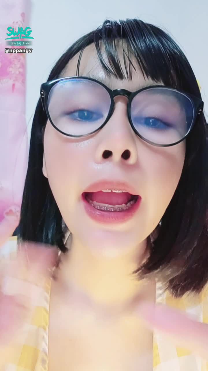 nppangy : 露出大而豐滿的乳房