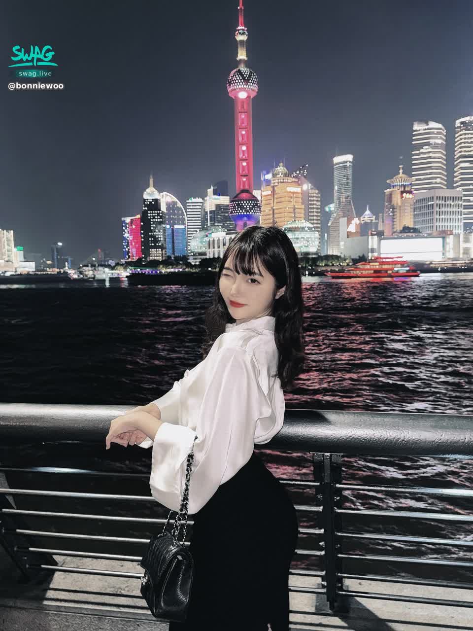bonniewoo : 對你眨眼呢～～（這組照片好有人妻感？還是老師？你們覺得呢！