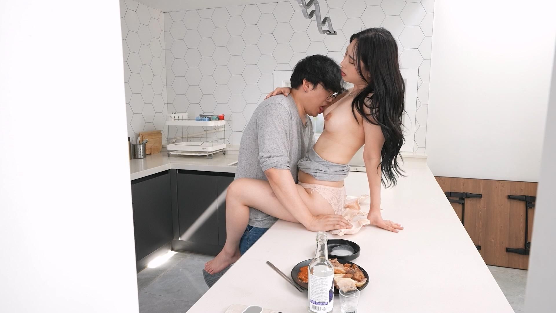 fewoov : 曾經在營業場所走紅的小姐們。 現在已經退休了，誘惑幾個有婦之夫約會。
在家或酒吧等場所和之前的常客也就是有婦之夫相見，充填自己的慾望。 

#韩国 #1080P #Fetish
