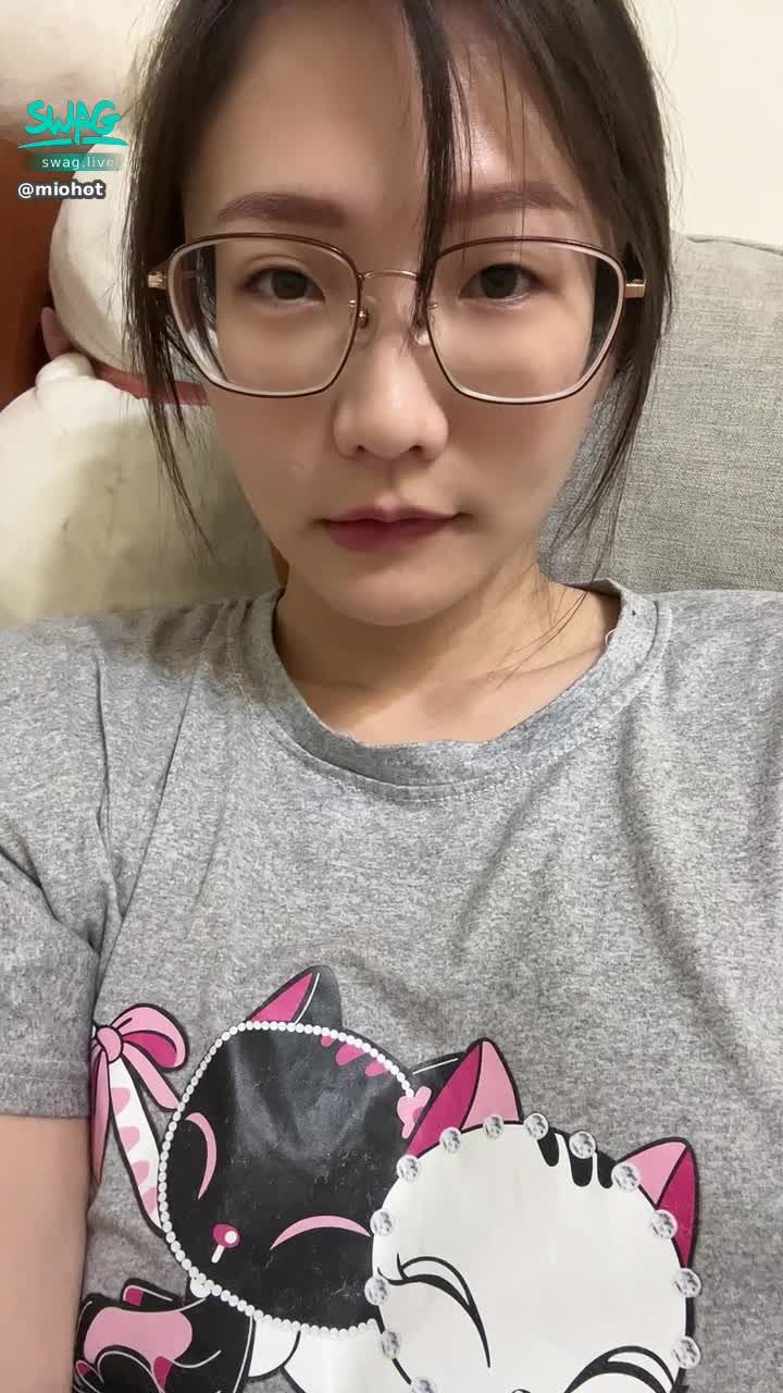 miohot : 颱風天的夜晚 要躲在穴穴裡面嗎？