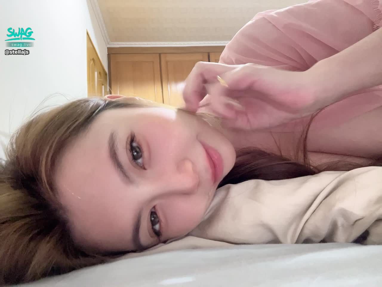 stellajs : 葡萄跟你說早安🥰啊！沒穿內衣耶！