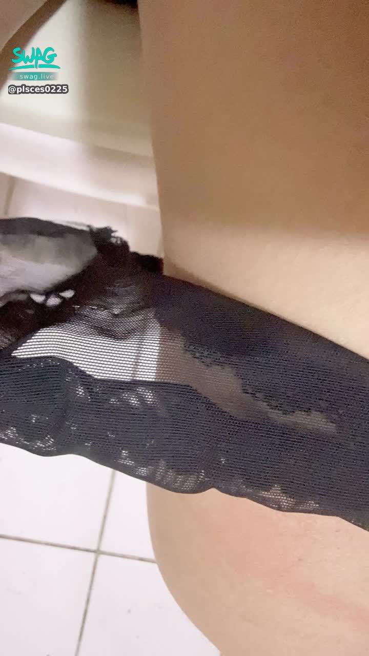 plsces0225 : 出去玩，飯天說可以check in 
進房後，有人說也想check 硬

你也是在飯店裡
待著就不出門了嗎
或許我可以知道🤫🤫🤫🤫