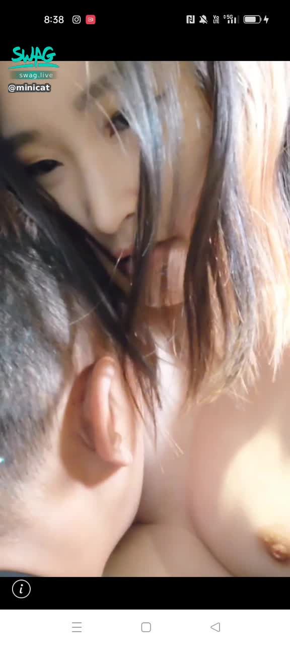 minicat : 第一次被捧著奶吸好大力...好像真的在哺乳~