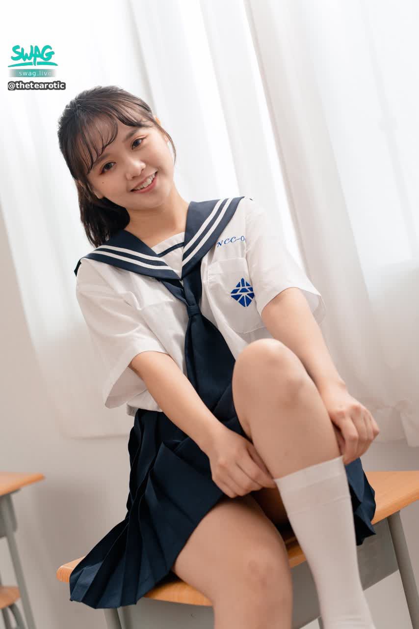 thetearotic : 喜歡學生打扮的我嗎？ #TEAROTIC #茶色 #溫芮欣
