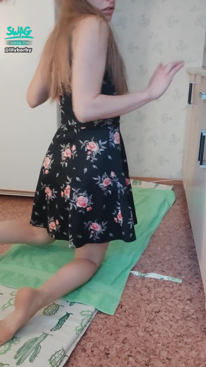 lilybarby : The hottie got on all fours and showed her wet pussy. I inserted my hand completely into her vagina and fisted the hot milf well. She moaned and enjoyed my movements, and then she came. I fucked her and filled her thighs with cum
