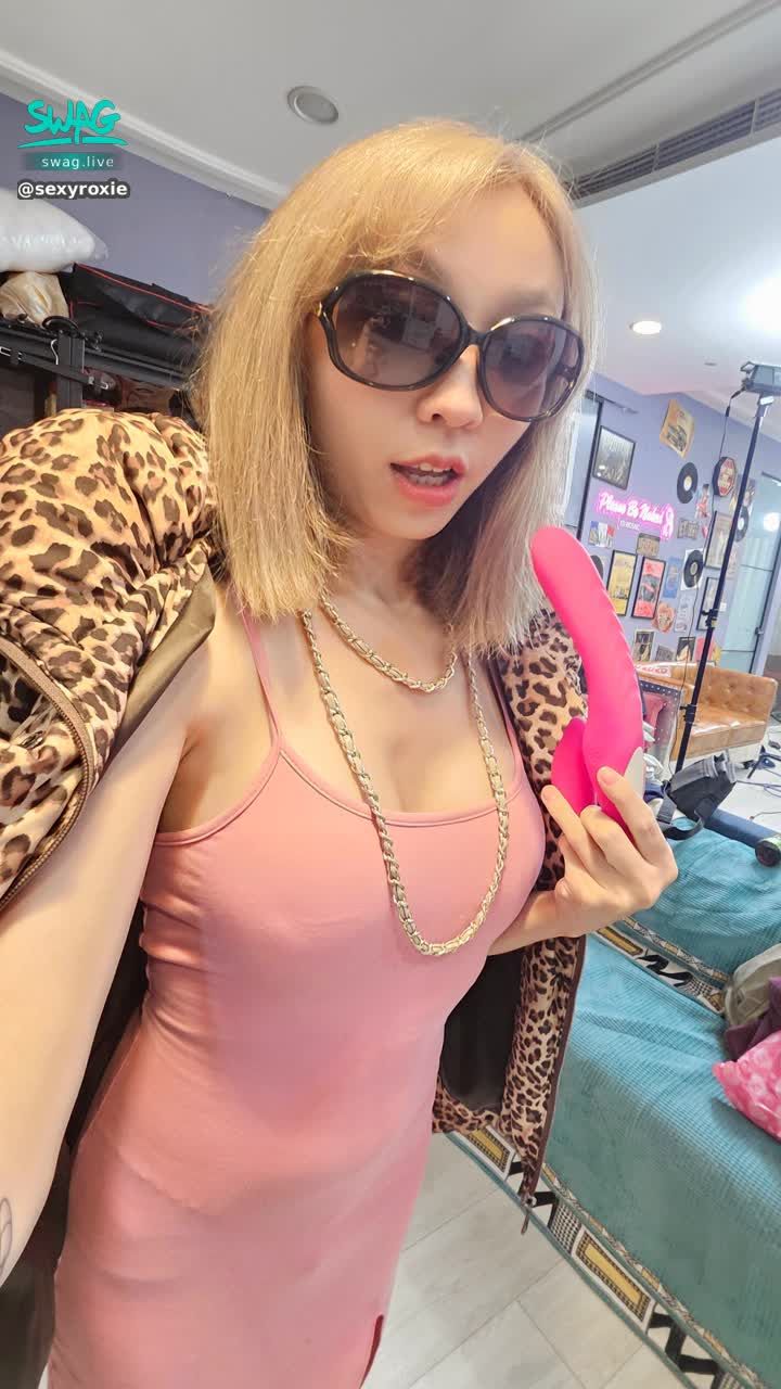 sexyroxie : 上周五晚上在 Ed 直播有一位寶寶說要客製化希希月經自慰的影片是誰呢？